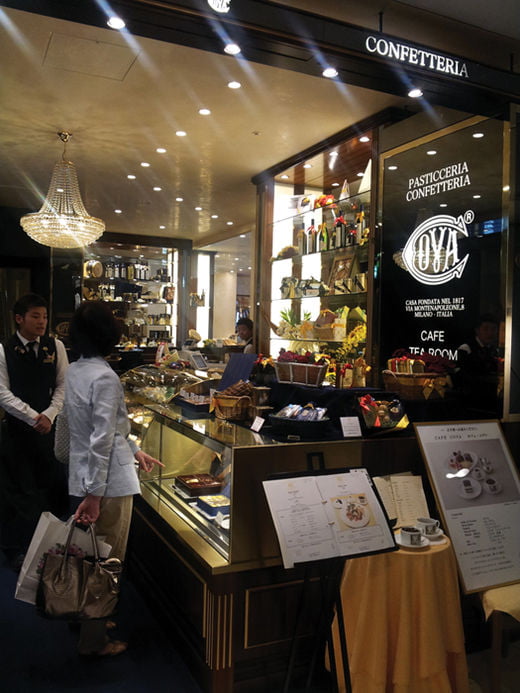 1 이탈리아 밀라노의 비아 몬테 나폴레오네에 있는 카페 코바의 일본 분점. 신주쿠 다카시마야 백화점에 위치한다.