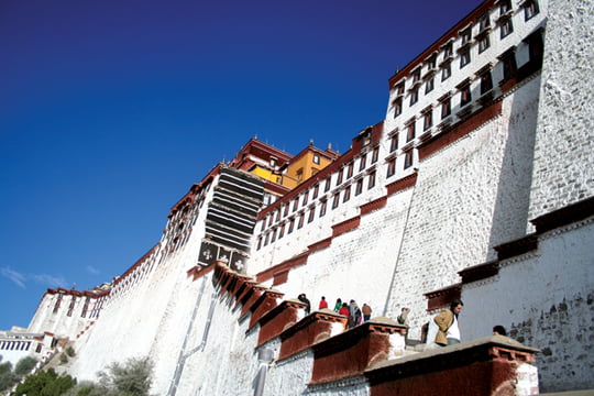 티베트 포탈라 궁. 세계인들이 마음의 평화를 찾기 위해 모여든다.