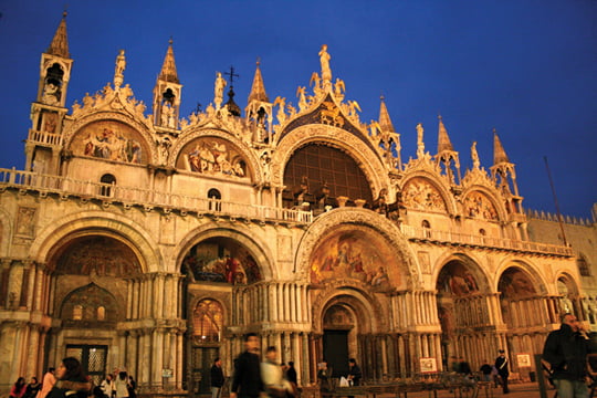 4 사도 마르코의 유해가 모셔져 있다는 산마르코 성당. 베네치아의 미로 같은 골목길 탐험은 보통 이곳에서 출발해 이곳에서 마무리된다.