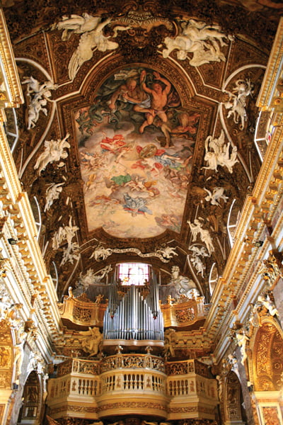 1 로마에서 성당에 들어간다면 먼저 천장으로 눈길을 돌릴 것. 그곳에는 언제나 천상의 풍경이 펼쳐진다.