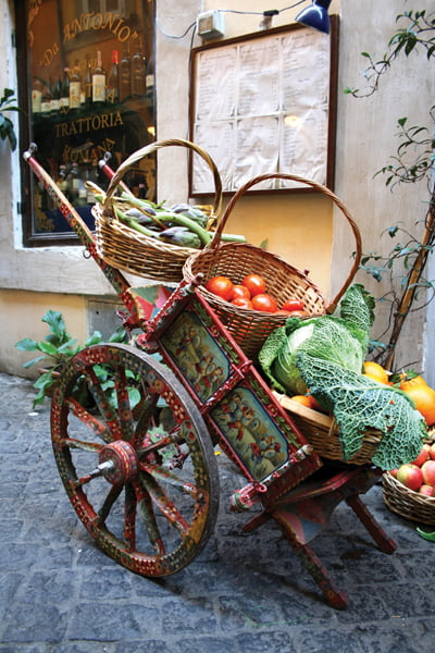 3 지중해의 밝은 햇살과 맑은 공기는 신선한 채소와 과일을 만들었다. 로마 뒷골목 채소가게 앞에 놓여있는 손수레와 채소들.