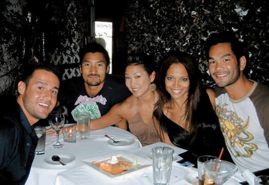 2006년 CBS ‘서바이버’쑈에 함께 출연했던 참가자들과 함께.