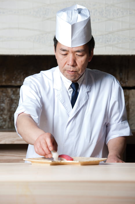 일본, 미국, 한국을 무대로 34여 년간 손맛을 자랑해 온 우오 주방장 다카하시 토루 씨. 남녀에 따라, 체구에 따라, 반주의 유무에 따라 생선 살의 두께와 밥의 비율을 순간에 조절하는 노하우가 일품이다.
