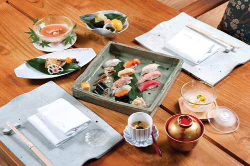 오마카세 점심 코스인 ‘카가’를 한 상에 차렸다. 일본 료칸 방을 연상시키는 룸에서 즐기는 오마카세는 미각은 물론 시각까지 즐겁게 한다.