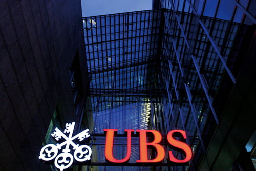 스위스 최대 은행 UBS는 IRS가 제기한 형사소송을 철회하는 조건으로 7억8000만 달러의 벌금을 물고 4450여 명의 탈세혐의 미국인 명단을 넘겨야 했다.