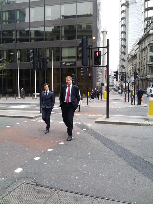 ‘런던의 월스트리트’로 알려진 시티 지역에서 슈트를 차려 입은 비즈니스맨을 만나는 것은 너무나도 자연스러운 일이다. 사진 왼쪽은 런던 로열 익스체인지 내부.