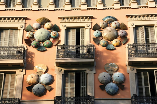 굳이 가우디의 작품이 아니더라도 바르셀로나의 건축물들은 저마다의 아름다움을 자랑한다. 우산과 부채를 활용한 장식으로 여행자의 시선을 끌기도 한다.