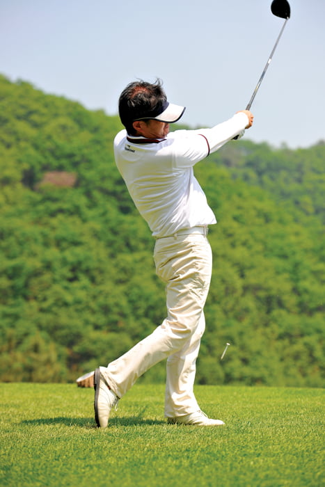 10여 년 전 지켜보는 이들이 건강을 걱정할 정도로 맹연습에 매진했던 홍요섭 전무. 홍 전무는 그 탓에 무릎에 무리가 와서 한동안 골프를 쉬어야 했다.