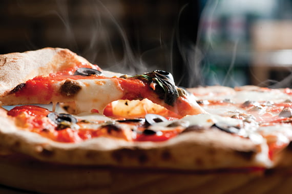 이탈리아식 멸치젓갈과 올리브, 토마토가 어우러진 나폴리타나 피자. 가장 이탈리아적인 피자로 손님들에게 인기가 높다. 화덕에서 갓 나왔을 때 먹어야 비릿한 맛 없이 담백하게 즐길 수 있다.
