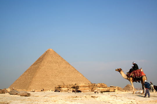 이집트의 수도 카이로 인근에 있는 쿠푸왕의 피라미드. 높이 137m, 밑변의 길이가 230m에 이르는 세계 최대 규모, 최고 높이를 자랑한다. 멕시코 피라미드와는 그 형태와 건축 방식, 용도 등에서 차이를 보인다.