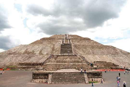 멕시코 피라미드 중 최고의 높이를 자랑하는 ‘태양의 피라미드’. 65m 높이로 이집트의 피라미드까지 포함해도 세계에서 세 번째로 높다.