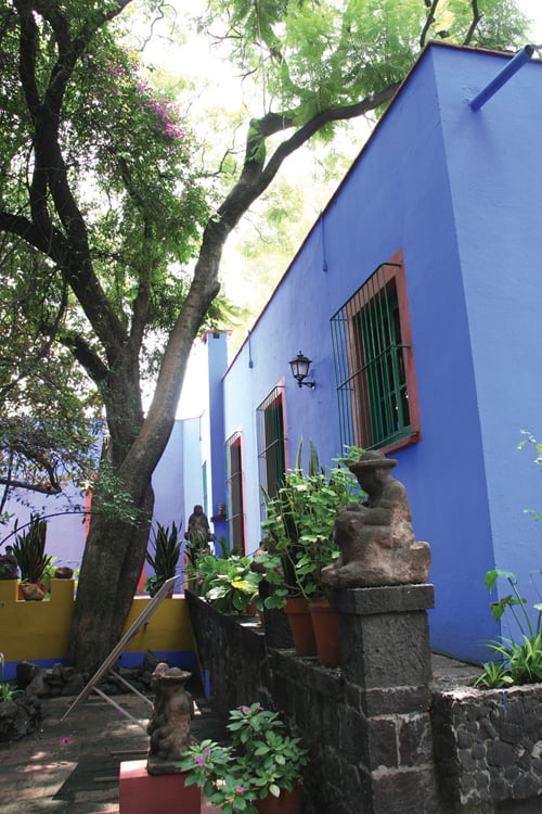세계적으로 유명한 멕시코 여류 화가 프리다 칼로가 살던 집. 프리다는 교통사고로 거의 만신창이가 돼 평생 장애에 시달렸으나, 예술도 인생도 불꽃처럼 살았다.