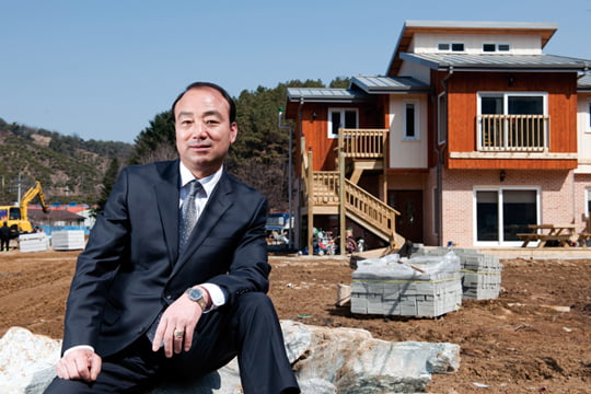 박철민 (주)대정하우징엔 대표는 30여 년간 전원주택업계에 몸담은 전문가다. 그는 최근 늘어나는 귀농·귀촌 전원주택 수요자들을 위한 다양한 서비스를 제공하고 있다.