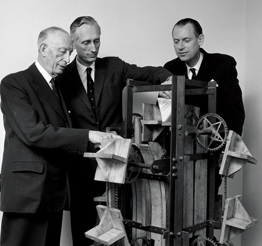 루벤 라우싱 테트라팩 창업자(맨 왼쪽)와 동료가 테트라팩 클래식 제작 과정을 보여주고 있다. ⓒTETRAPAK KOREA