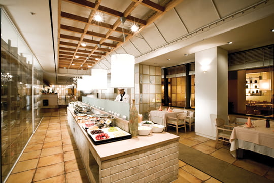 63빌딩 ‘워킹 온 더 클라우드’는 2011년과 2012년 블루리본 2개를 연속해서 받은 파인다이닝 레스토랑이다.