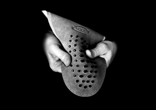 토즈의 대표적 아이콘인 고미노 슈즈의 밑창. 133개의 페블(조각돌) 모양은 매우 뚜렷한 제품의 특징이자 상징이다.
