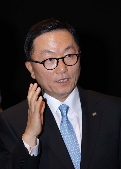 증권사 샐러리맨에서 한국에서 가장 영향력 있는 금융인으로 성장한 박현주 회장. 인사이트 펀드 손실과 잇따른 투자 실패 이후 그의 행보에 관심이 모아지고 있다.