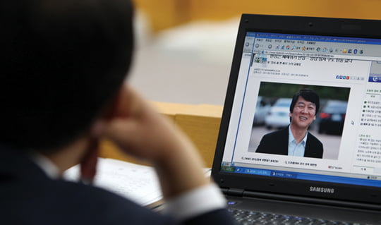 2011년 9월 국회 국정감사 중 한 의원이 노트북에 안 원장의 사진을 띄어놓고 있다