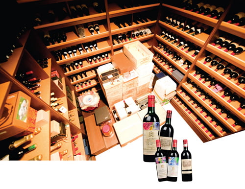 외국 생활을 하며 맛을 들인 와인. 그의 와인 저장고에는 보르드 1등급 와인들이 빈티지별로 보관돼 있다.