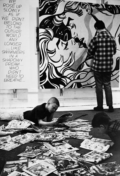 스튜디오에서 [우리는 천천히 일어났다](We Rose up slowly)를 작업하는 리히텐슈타인과 만화 보는 두 아들, 1964년