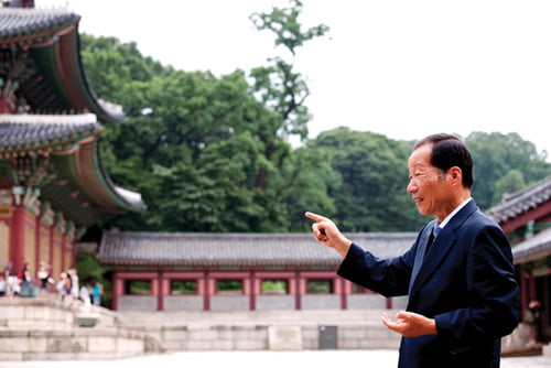 “풍수지리는 땅에서 발생하는 기운의 종류를 구분하는 학문입니다. 땅의 기운에 따라 사람의 길흉화복도 영향을 받으니까요. 그 만큼 과학적인 게 풍수 이론입니다.”