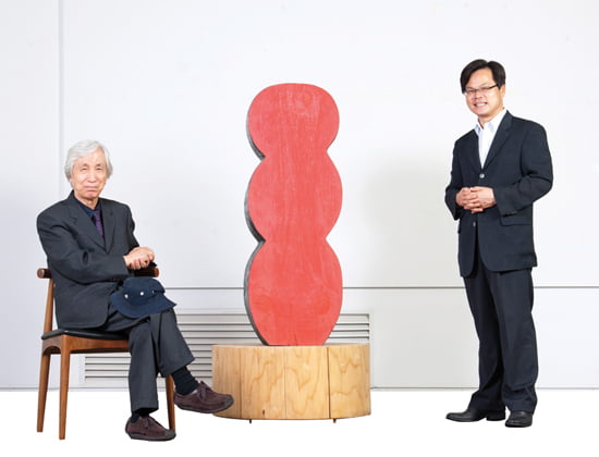 원로 작가인 최종태 김종영미술관장(왼쪽)과 제자이자 미술평론가인 국민대 최태만 교수
