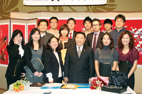 2010년도 김영호 장학회 장학금을 수여한 한인 유학생들과 함께. 김 부의장은 올해 사재 100만 달러를 쾌척, 김영호장학재단의 본격적 준비에 들어갔다.