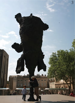 아비뇽 교황청 앞에 거꾸로 서 있는 코끼리 조각품
