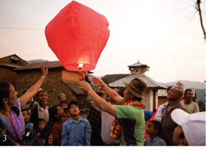 3 엄홍길 대장이 네팔 아이들과 함께 준공식을 축하하고 있는 모습. 네팔 현지에서 그는 ‘엄 사부’로 불린다.