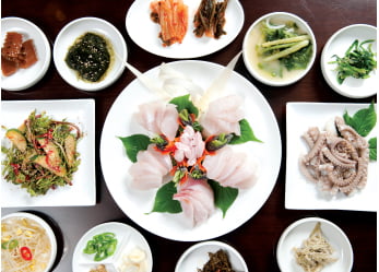 전남 신안에서 갓 잡아 내놓은 민어회는 여름 최고의 보양식 메뉴다.
