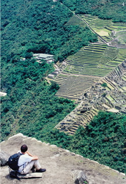 마추픽추를 내려다보고 있는 여행객의 모습. 그는 분명 잉카의 옛 영광에 대해 상상의 나래를 펴고 있으리라