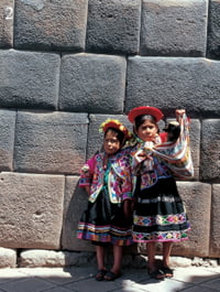 쿠스코의 옛 잉카 유적에서 만난 꼬마 아이들