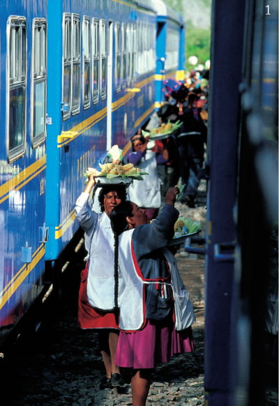 마추픽추로 가는 기차 관광객을 상대로 음식을 파는 여인들