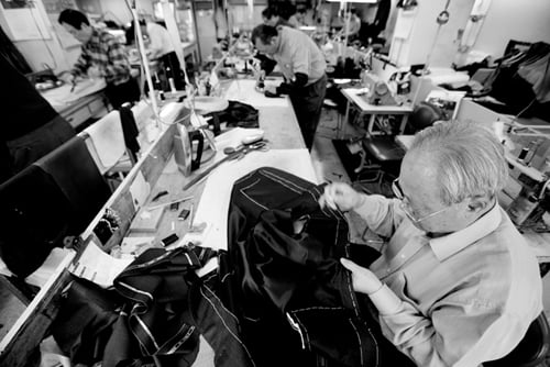 장미라사는 전통 방식을 유지하며 비스포크 양복을 만들고 있다. 숍 근처 공장에서 한 달에 만들 수 있는 양복 수는 최고 220벌. 맞춤양복 시스템상 그 이상은 제작할 수가 없다.