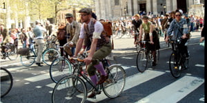 1 사이클링과 패션을 믹스한 트위드 런은 전통적인 스타일로 차려 입고 런던을 누비는 행사로 답답한 도심에서 라이크라와 헬멧 없이 안전하게 자전거를 탈 수 있는 기회를 제공한다.