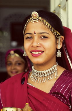 우다이푸르의 레이크팰리스에서 만난 인도 여인. 화려한 장신구와 사리도 매력적이지만 환한 미소가 더 기억에 남는다.
