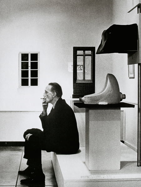 1963년 로스앤젤레스 패서디나 미술관 자신의 작품 <샘> 앞에 앉아 있는 마르셀 뒤샹. 줄리안 와서 촬영
