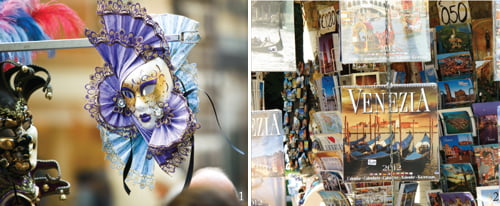 1 카니발용 가면이 가게마다 걸려 있지만, 시즌이 끝나도 이런 가면들은 베네치아를 상징하는 기념품이다. / 2 기념품 가게의 베네치아 2012 달력들