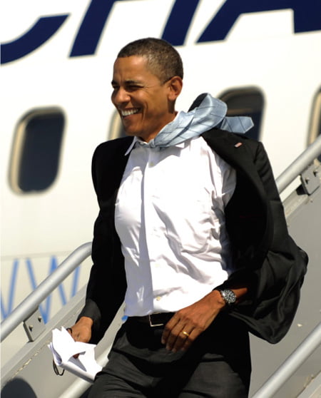 전용기에서 환한 미소를 머금고 내려오는 오바마 대통령.