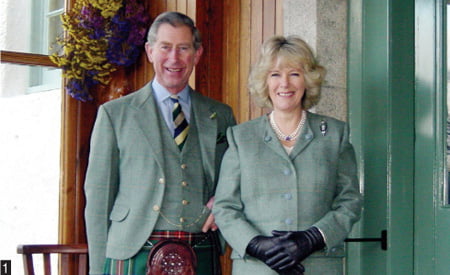 영국 전통의상으로 타탄체크 남성용 스커트인 스코틀랜드식 킬트를 입은 찰스 왕세자
