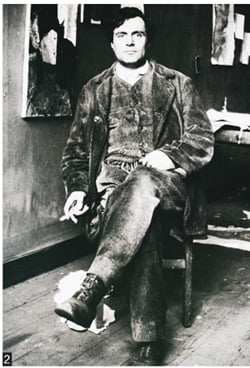 2. 모딜리아니. 파리 몽파르나스 아틀리에에서 1915년 화상 폴 기욤이 찍었다. 가난과 술, 폐결핵으로 몸은 피폐해 갔지만 젊은 예술가의 당당함은 눈빛에 가득하다.