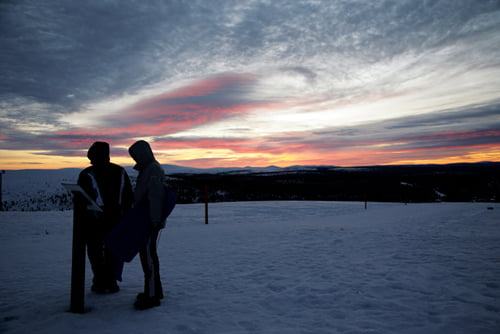 라플란드에서는 어디를 가든 겨울 스포츠를 즐기는 사람들을 만날 수 있다. 새벽 일출을 보며 스노보드를 즐기는 연인들의 모습이 부러움을 자아낸다.