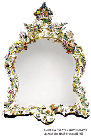 19세기 독일 드레스덴 포슬레인 프레임으로 에나멜과 길트 장식을 한 포리크롬 거울