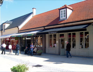 파리 외곽 라발레 마을은 1년 내내 명품 세일 쇼핑을 즐길 수 있는 곳이다. 사진은 ‘지방시’ 매장