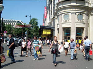 여름 세일이 한창인 파리 쁘렝땅 백화점