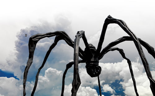 8. 서울 한남동 삼성미술관 리움 야외 전시장에 서 있는 , 1999년, 알을 품고 독을 잔뜩 올린 채 웅크리고 서 있는 거미의 모습에서 작가의 내면이 유감없이 표현된 명작이다.
