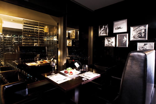 59층 워킹 온 더 클라우드는 가든 레스토랑과 와인 바로 구성돼 있다.