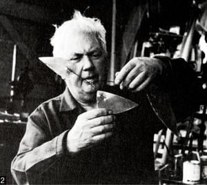 1957년, 록스버리 작업실에서 모빌 <무제>를 작업하는 칼더, 나이 60이 다 돼가는 예술가의 구력이 두툼하고 거친 손과 진지한 표정에서 잘 묻어난다.