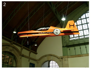 박람회 기간 동안 실제 크기의 해밀톤 비행기가 천장에 매달려 있었다.