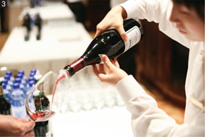 경매 전날 초대되는 고객들은 다양한 고급 와인을 맛볼 수 있다. 소믈리에가 초대된 고객에게 한 병에 수백만 원을 호가하는 ‘라 타슈’를 따르고 있다.